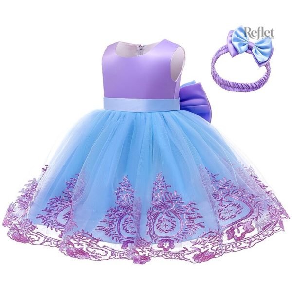 Robe de bébé avec motifs floraux subtils