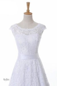 Robe de mariée en dentelle avec bustier ajusté