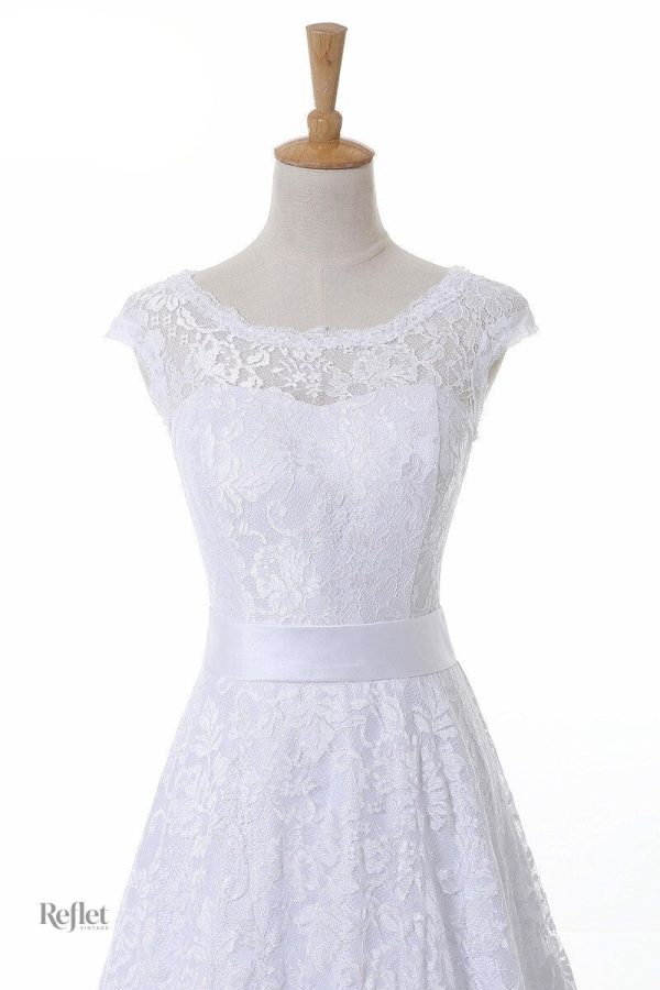 Robe de mariée en dentelle avec bustier ajusté