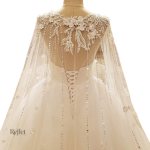Robe nuptiale avec jupe volumineuse et détails raffinés