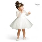 Robe blanche de bébé pour célébrations