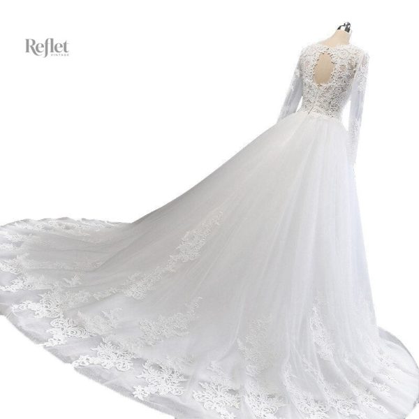 Robe de mariée avec découpe princesse pour un look romantique