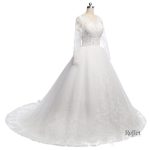 Robe de mariage avec découpe délicate, charme et raffinement