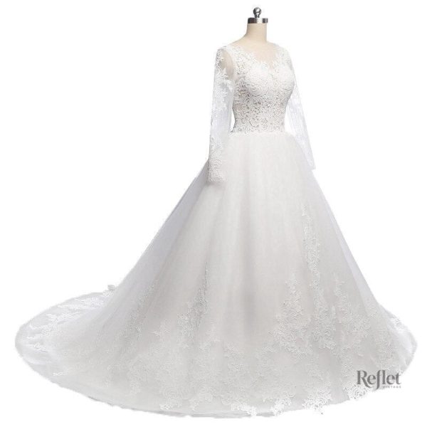 Robe de mariage avec découpe délicate, charme et raffinement