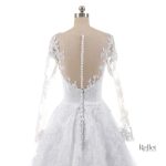 Robe de mariée avec jupe volumineuse et détails raffinés