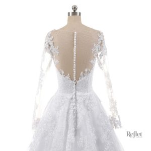 Robe de mariée avec jupe volumineuse et détails raffinés