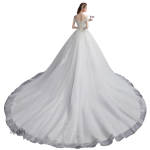 Robe de mariée élégante avec traîne ample