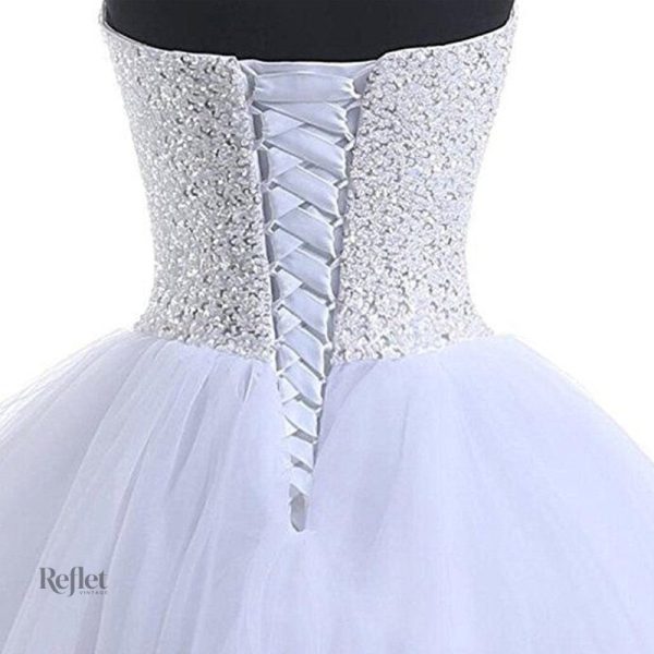 Robe de mariée avec détails délicats en bleu