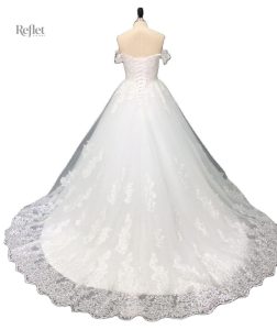 Robe de mariée élégante avec jupe volumineuse