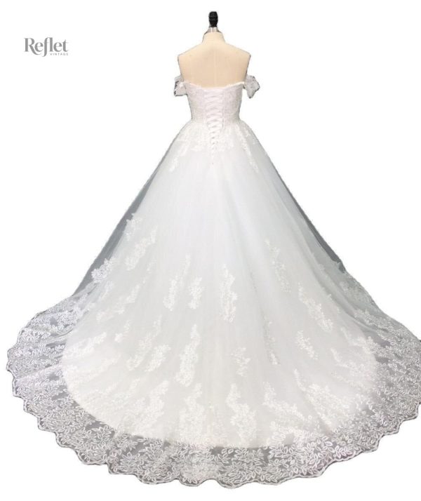 Robe de mariée élégante avec jupe volumineuse