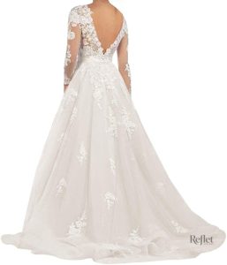 Robe de mariée en dentelle avec jupe volumineuse