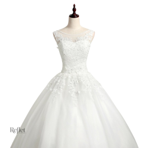 Robe de mariée à volants et détails fleuris