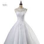 Robe de mariée avec jupe volumineuse et dentelle