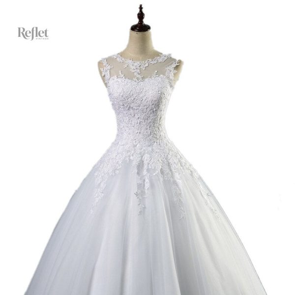 Robe de mariée avec jupe volumineuse et dentelle