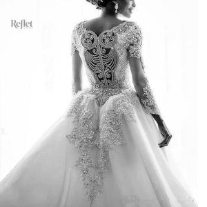 Robe de mariée avec jupe volumineuse et détails romantique