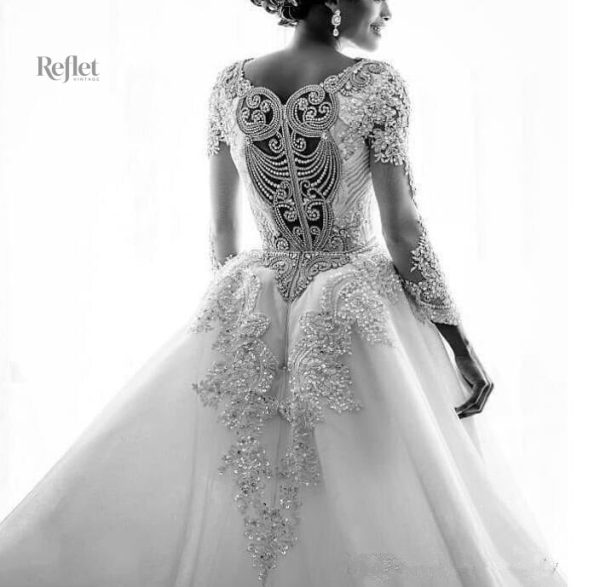 Robe de mariée avec jupe volumineuse et détails romantique