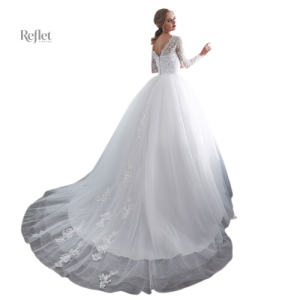 Robe de mariée avec voile, style princesse et détails raffinés