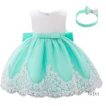 Robe vintage pour bébé avec une touche royale