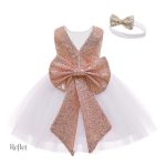 Robe bébé avec motifs floraux charmants