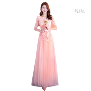 Vêtement féminin rose pâle, robe idéale pour occasions spéciales