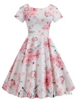 Robe vintage avec motifs floraux des années 60