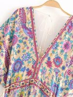 Robe colorée à fleurs, style année 70