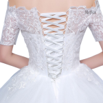 Robe de mariée avec jupe volumineuse et détails délicats