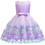 Robe à motifs, idéale pour les événements