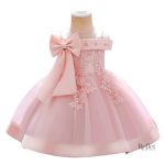 Robe de princesse avec jupes volantes et coupe festive