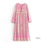 Robe courte rose pour un look vintage des années 70