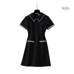Modèle de robe années 70, tissu léger et couleurs éclatantes