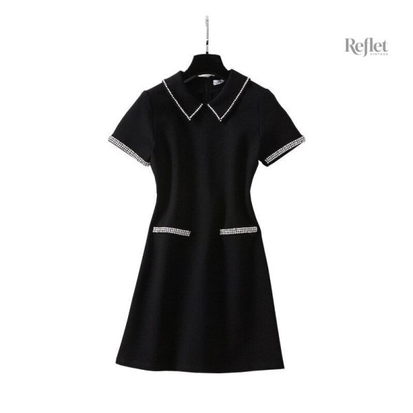 Modèle de robe années 70, tissu léger et couleurs éclatantes