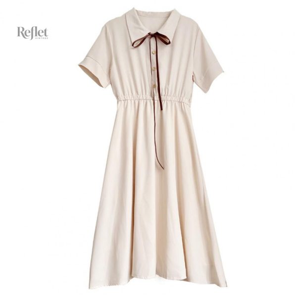 Robe des années 30 avec motifs rétro et silhouette féminine