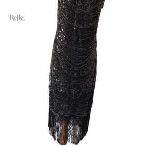 Robe noire, ambiance festive des années 20