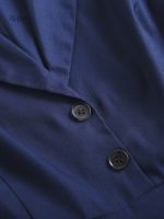 Vêtement bleu roi avec un look des années 60