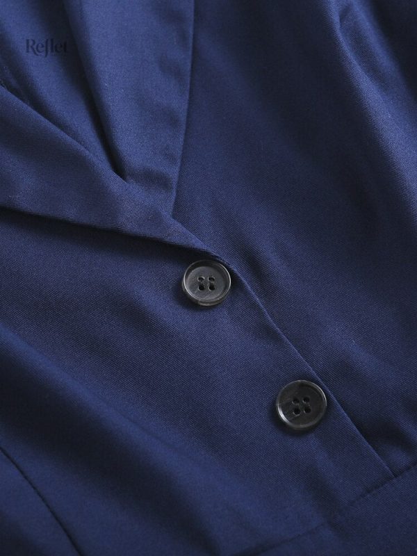 Vêtement bleu roi avec un look des années 60