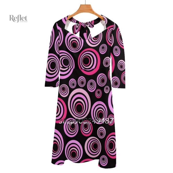 Robe 70's courte à motifs floraux, élégance rétro