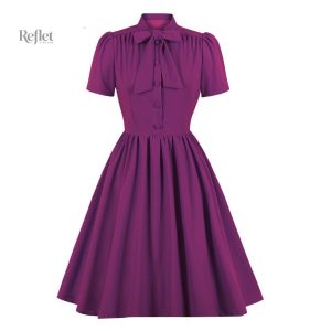 Robe courte années 60, coupe classique et féminine