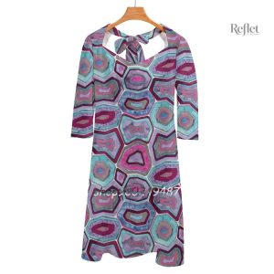 Robe des années 70, motifs floraux éclatants