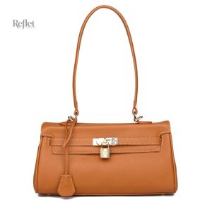 Accessoire vintage en cuir camel pour un look chic