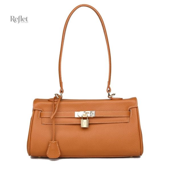 Accessoire vintage en cuir camel pour un look chic
