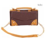 Sac à main marron, parfait pour un look rétro chic