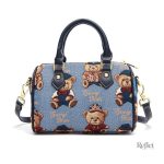 Garde-robe moderne avec un sac à main vintage