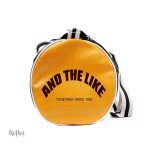 Sac de sport rouge au style rétro, pratique pour tous
