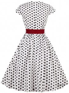 Robe cintrée années 50, design classique et chic