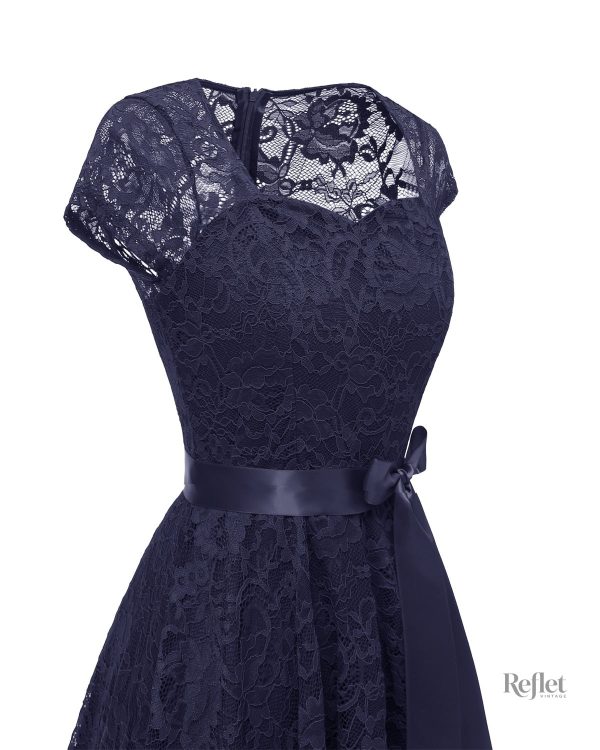 Look inspiré des années 60, robe à la taille cintrée