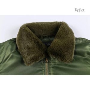 Veste noire en cuir au style vintage