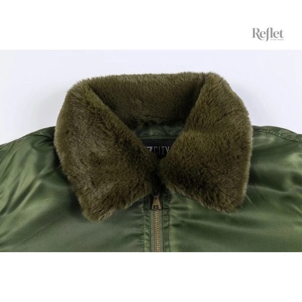 Veste noire en cuir au style vintage